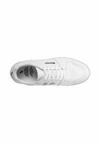 Hvide lædersneakers med en glat tekstur, der har rund snude, snørelukning og sorte logo detaljer på siden og pløsen.