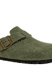 Sabot en feutre vert avec une large sangle dotée d'une boucle en métal doré, surface texturée et semelle en caoutchouc noir avec un motif en vagues.