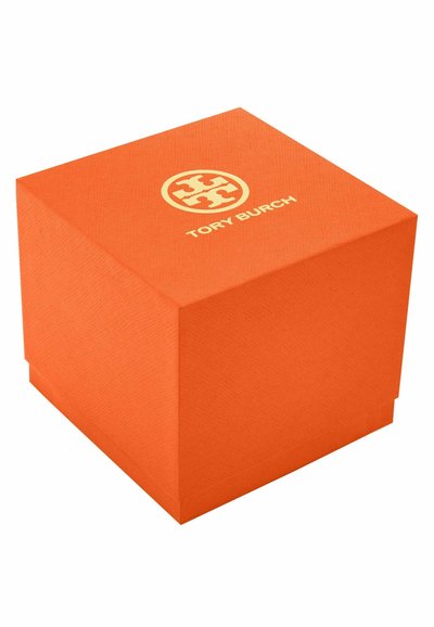 Orangener quadratischer Karton mit strukturierter Oberfläche, ausgestattet mit einem goldenen runden Logo und dem Text "TORY BURCH" oben.