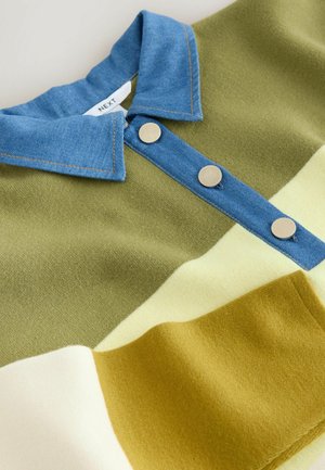 Bluse mit einem blauen Denim-Kragen und drei silbernen Knöpfen. Verfügt über grüne, gelbe und cremefarbene Abschnitte; weiche Textur.