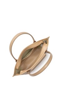 Sac à main en cuir tan avec une texture lisse, poignées arrondies et un compartiment zippé. Doublure intérieure dans une teinte plus claire. Design compact.