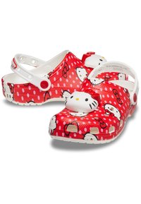 Zuecos de goma rojos con un diseño de Hello Kitty, detalles en blanco, manchas y una cara de Hello Kitty en relieve en la parte del dedo del pie.