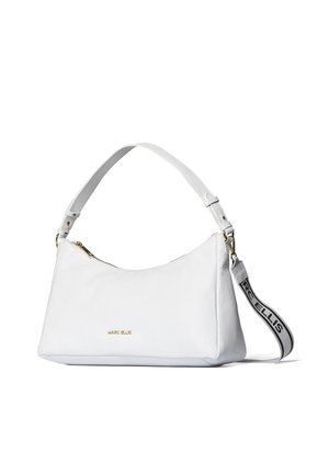 Sac à main en cuir blanc avec bandoulière réglable, fermeture éclair dorée et étiquette en tissu détachable marquée "MARC ELLIS."