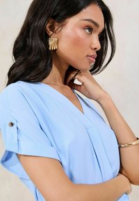 Lipsy REGULAR FIT UTILITY V NECK SHORT ROLL SLEEVE - Bluse - blue