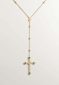 Collar de cadena de oro con un colgante de cruz que presenta acentos de piedras azules y un detallado intrincado. La cadena es delicada con un diseño estampado.