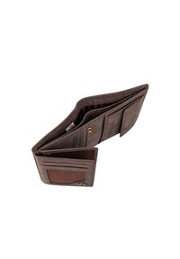 Cartera de cuero marrón con múltiples ranuras para tarjetas, un portaidentificaciones transparente y un interior texturizado. Cuenta con cierre de botón y bordes lisos.