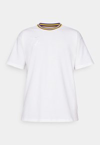 Hvit kortermet t-skjorte med rund hals som har en gul og lilla stripete krage og brodert logo på brystet.
