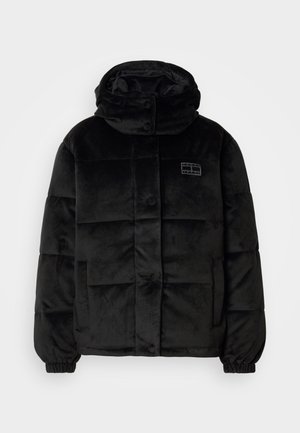 Czarna kurtka puchowa, wykonana z miękkiego, teksturowanego materiału. Posiada wysoki kołnierz, zapięcie na guziki oraz przeszywane panele. Zawiera kieszenie boczne.