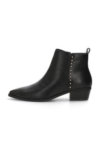 Botas tobilleras negras de cuero liso, con punta afilada, tacón bajo, cremallera lateral y una fila de tachuelas en tono dorado en la parte posterior.