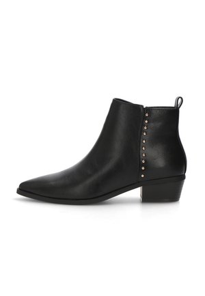 Botas tobilleras negras de cuero liso, con punta afilada, tacón bajo, cremallera lateral y una fila de tachuelas en tono dorado en la parte posterior.
