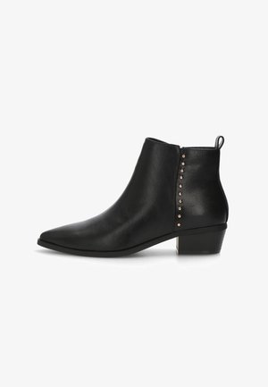 Botas tobilleras negras de cuero liso, con punta afilada, tacón bajo, cremallera lateral y una fila de tachuelas en tono dorado en la parte posterior.