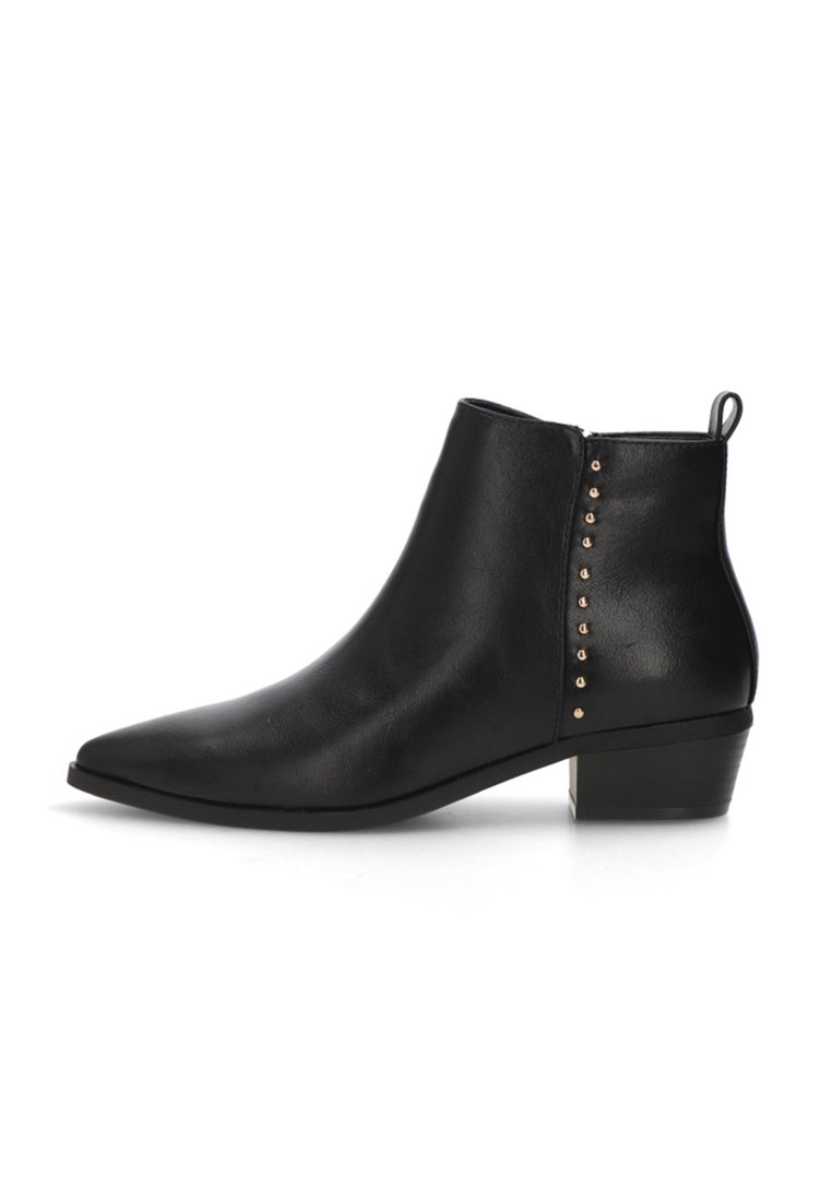 Botas tobilleras negras de cuero liso, con punta afilada, tacón bajo, cremallera lateral y una fila de tachuelas en tono dorado en la parte posterior.