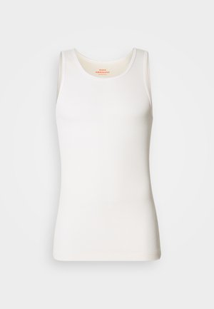 Fehér bordázott ujjatlan felső, kerek nyakkivágással és széles vállpántokkal. Sima textúra és testhezálló kialakítás.