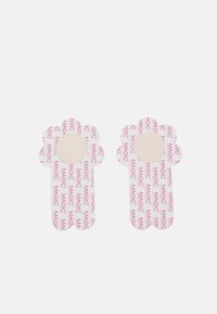 Divi matu aksesuāri rozā un baltā krāsā, veidoti kā ziedi ar apaļiem centriem. Dizainā ir atkārtota "MAGIC" teksts uz baltas fona.