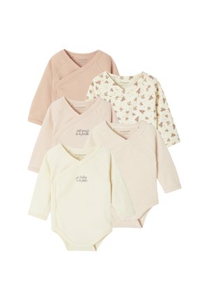 Fünf Langarm-Babybodysuits in Beigetönen mit floralen, gestreiften und bestickten französischen Textmustern, übereinander auf weißem Hintergrund angeordnet.