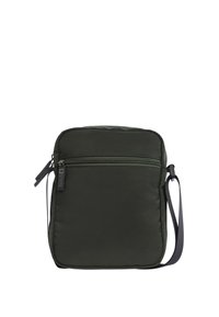 Bolso cruzado de nailon verde con forma rectangular plana, que presenta un bolsillo frontal con cremallera, correa ajustable y un diseño minimalista.