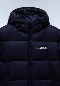 Marineblå polstret jakke med hætte, med vandret quiltning, lynlås foran og logo på brystet. Glat og let materiale.