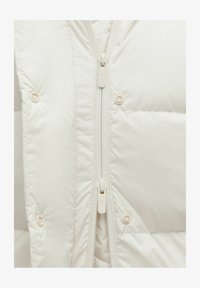 Atlasīts, light ivory