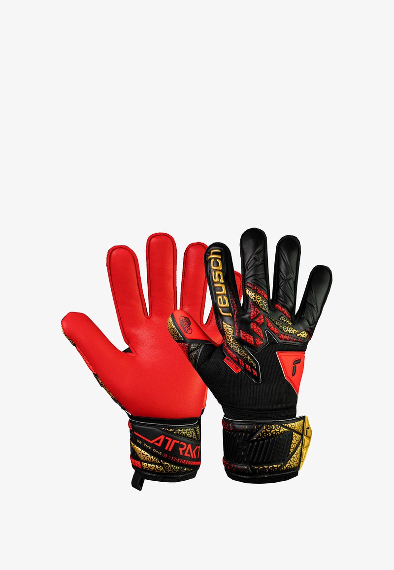 Guanti da portiere rossi e neri con grip testurizzato, dita rinforzate e chiusura al polso. Accenti dorati notevoli e un design a motivi.