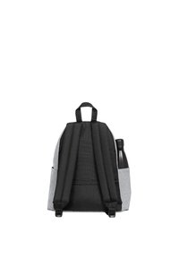 Mochila de tela gris con correas negras, asa superior y un bolsillo lateral que sostiene una botella de agua. Presenta un diseño simple y redondeado.