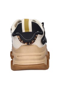 Sneaker mit einem beigen Mesh-Obermaterial, schwarzen Lederakzenten, Leopardenmuster-Details an der Ferse und einer Gummisohle mit texturiertem Finish.