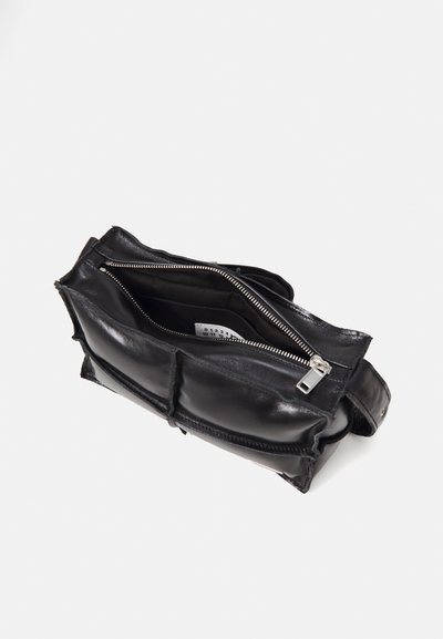 MM6 Maison Margiela NUMERIC TOP HANDLE MINI - Torba čez telo - black
