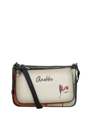 Bolso bandolera rectangular pequeño con correa negra, panel frontal beige con texto "Anekke" y un pequeño diseño rojo en forma de corazón.