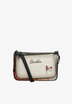 Bolso bandolera rectangular pequeño con correa negra, panel frontal beige con texto "Anekke" y un pequeño diseño rojo en forma de corazón.