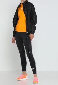 adidas by Stella McCartney T-shirt med print - orange