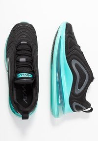 Černé sportovní boty s texturovaným svrchním materiálem, světle modrými doplňky a tlustou průhlednou podrážkou se šedými detaily.