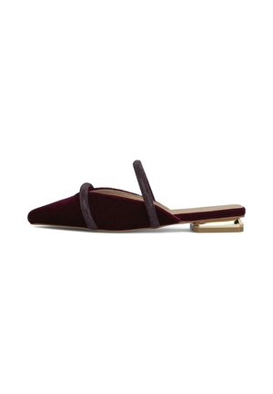 Fluwelen bordeaux spitse platte mule met twee dunne bandjes en een kleine gouden geometrische blokhak op witte achtergrond.