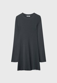Vestido de manga larga de color gris oscuro, con cuello redondo y un corte relajado, que presenta una silueta acampanada y sin adornos visibles.
