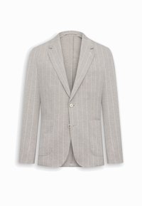 Blazer grigio chiaro con sottili strisce verticali bianche, due bottoni, rever a lancia e tre tasche frontali, mostrato su sfondo bianco.
