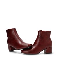 Botas de tobillo de cuero burdeos con punta afilada, tacón cuadrado y una textura suave. Cierre de cremallera en la parte trasera para un fácil uso.
