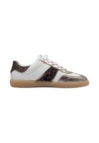 Sneaker bianco con punta metallica dorata, pannello laterale con stampa leopardata e accento glitterato sul tallone con suola beige. Design con lacci.