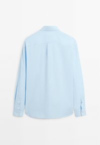 Camicia a maniche lunghe azzurro chiaro realizzata in tessuto liscio. Presenta un colletto classico, polsini con bottoni e una piega centrale sulla schiena per un maggiore comfort.