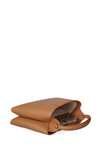 Borsa tote in pelle color tan con un design strutturato, apertura superiore e una superficie liscia. Include un manico corto e un ampio interno.