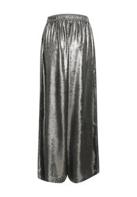 Culottes métalliques argentés avec une taille élastique. Texture lisse et jambes larges, présentant une finition brillante qui réfléchit la lumière.
