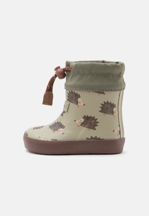 Botte de pluie verte pour enfant avec semelle marron, décorée de hérissons dessinés et d'un poignet en tissu à cordon en haut.
