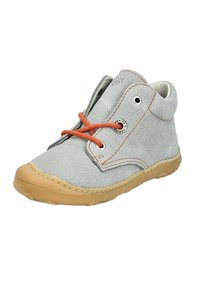 Zapatilla alta de cuero gris con cordones naranjas, suela de goma marrón, costuras decorativas y un acabado texturizado en el material superior.