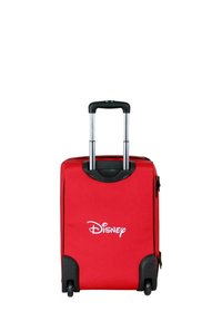 Maleta roja con ruedas y un mango retráctil negro, con el logo de Disney. Hecha de tela, tiene una superficie texturizada y ruedas duraderas.