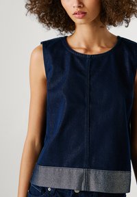 Tumesinine denimi ilma varrukatega top, ümmarguse kaeluse ja läikiva kangatekstuuriga, millel on kontrastne heledat halli värvi allserv.