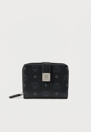 Portefeuille noir texturé à fermeture éclair autour, avec logos MCM embossés et plaque de marque en métal argenté sur la fermeture à lanière avant.