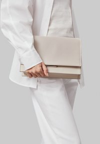 Calvin Klein LINEAR CONV - Sac à main - sand pebble