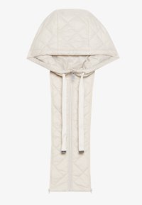 Chaqueta acolchada con capucha en beige claro, con cierre de cremallera completo, cordones ajustables y bolsillos laterales con cremallera. Textura suave y acolchada.