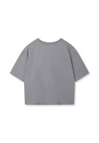 T-shirt gris court à manches courtes, col rond et texture lisse. Pas de motifs visibles ni d'accents au dos.