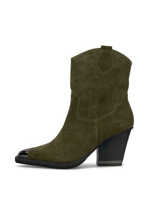 Bottine en suède vert avec un bout pointu, dotée d'un embout noir brillant, de détails texturés sur le dessus et d'un talon épais.