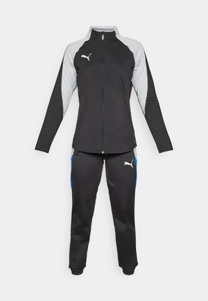 Musternäidiga must sportlik treeningkostüüm, mis koosneb mustast zip-up jakkist hallide detailide ja logoga ning mustadest pükstest siniste külgtriipudega. Kerge kangas.