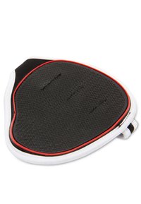 Zwarte rubberen mat met een gestructureerd oppervlak, omrand met witte stof en rode accenten. Vervormd als een halve ovaal met een gladde, duurzame afwerking.