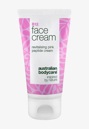 Tuba australijskiego kremu do twarzy Australian Bodycare B12 z różową, rewitalizującą peptydową formułą na białym tle z różowymi abstrakcyjnymi wzorami.